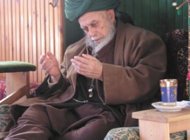 Sheikh Nazim (KS) making Dua